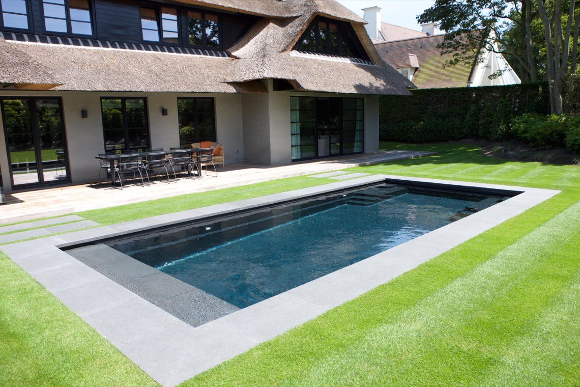 zwembad bij rietgedekte villa